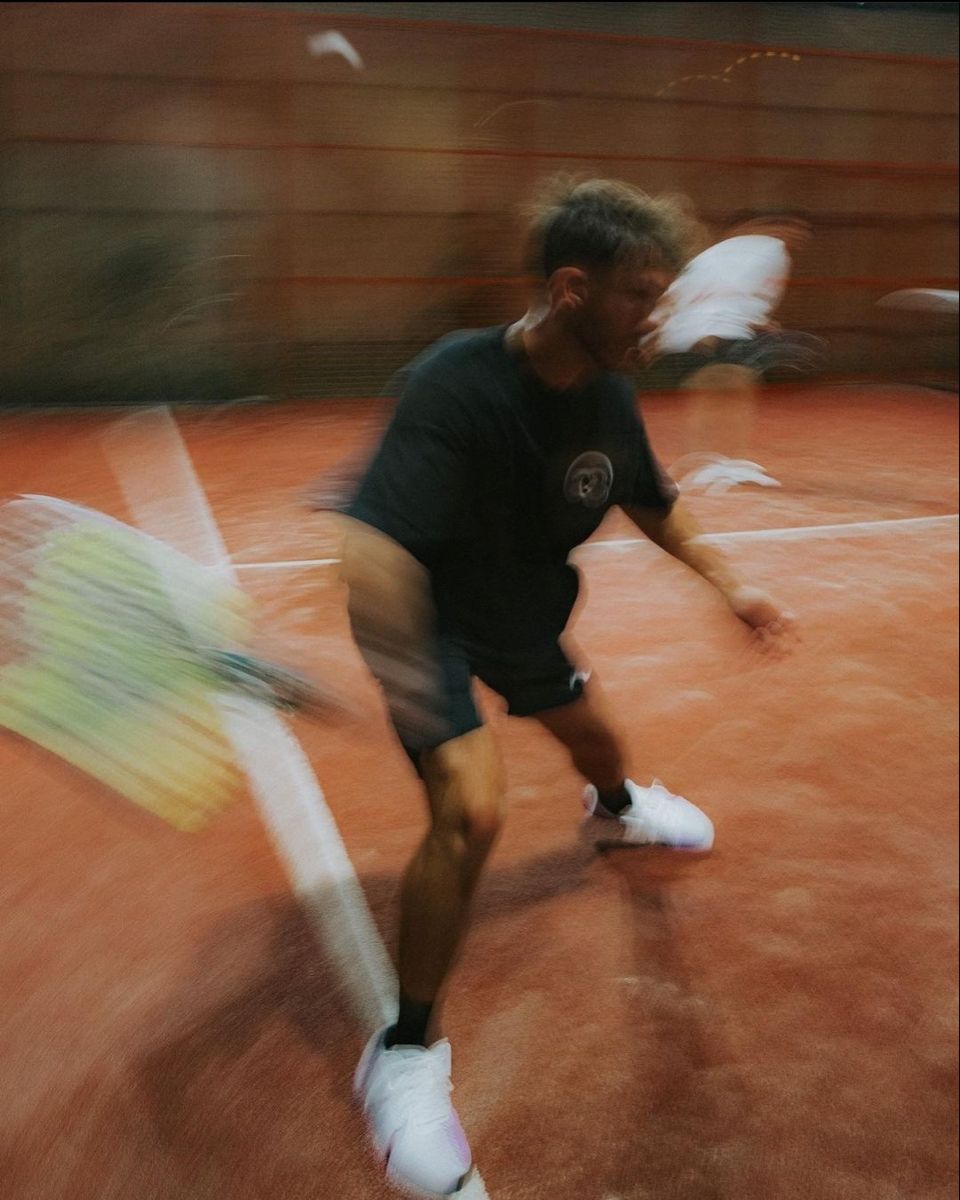 Lovitură dinamică pe terenul de padel