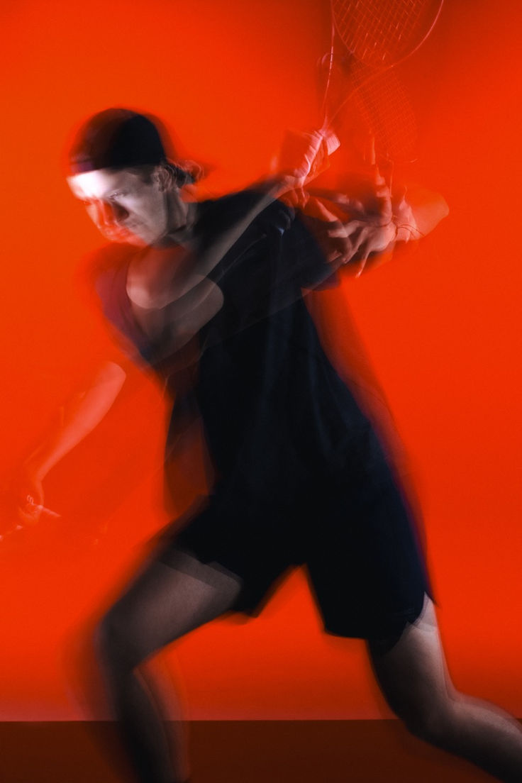 Jucător în mișcare pe fundal roșu vibrant